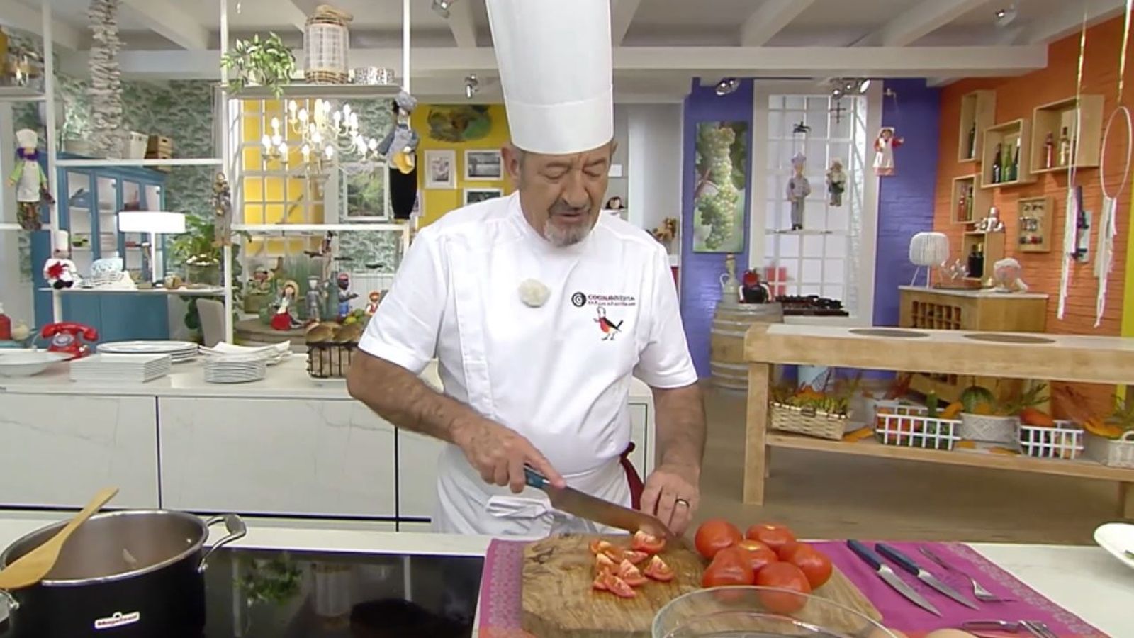 Karlos Arguiñano cocinando salsa de tomate